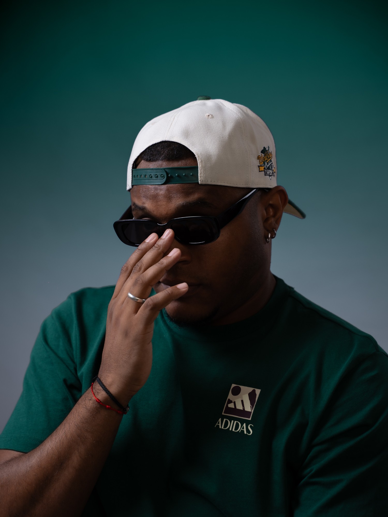Javier Grant (@grantscript) con gorra y lentes de sol